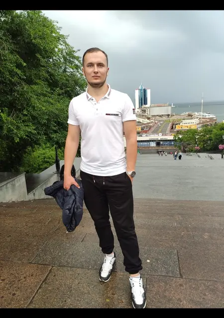 Я Михаил, 27 років з Чернівців, шукаю знайомства без зобов'язань