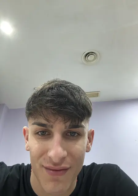 Я Chri, 21, из Рима, ищу знакомство для приятного времяпровождения