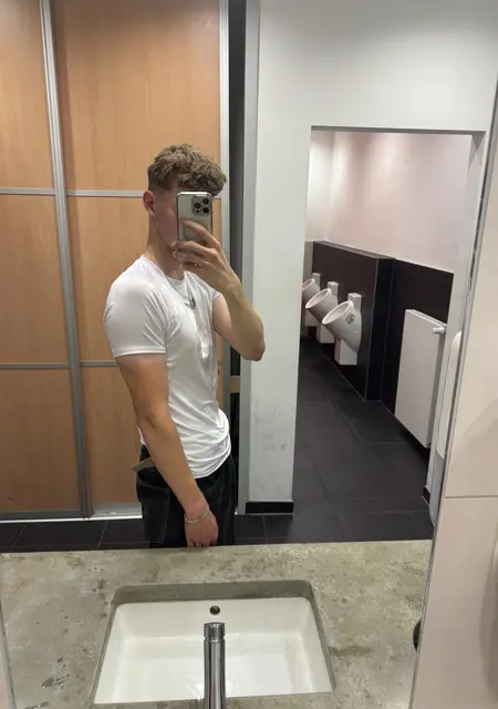 Jannik из Бонна, мне 19, познакомлюсь для открытые отношения