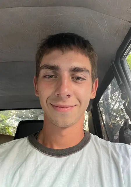 Я Ярослав, 21, из Каменского, ищу знакомства без обязательств