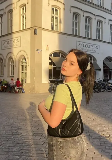 Карина из Одессы, мне 22, познакомлюсь для общения