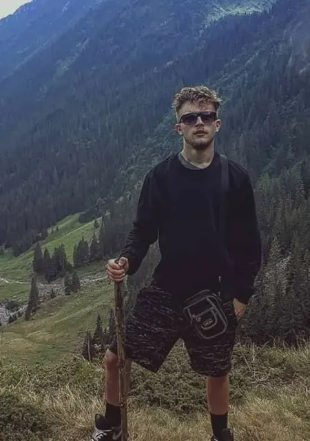 Я Adi, 21, из Бухареста, ищу знакомство