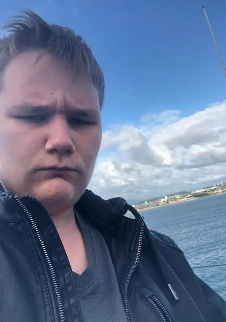 Я James, 18, из Гамбурга, ищу знакомства на одну ночь