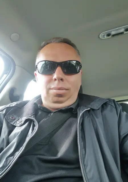 Я Олег, 49 років з Києва, шукаю знайомства без зобов'язань