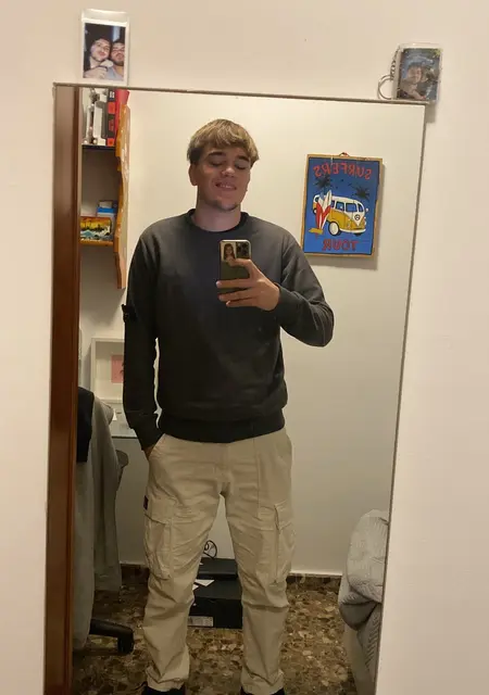 Soy Carlos, 21 años de Valencia, busco conocer gente para relación sin ataduras