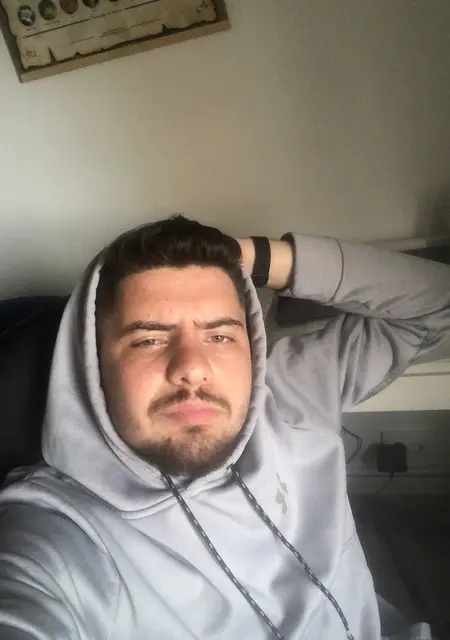 Я Dorian, 22, из Бузэу, ищу знакомства на одну ночь