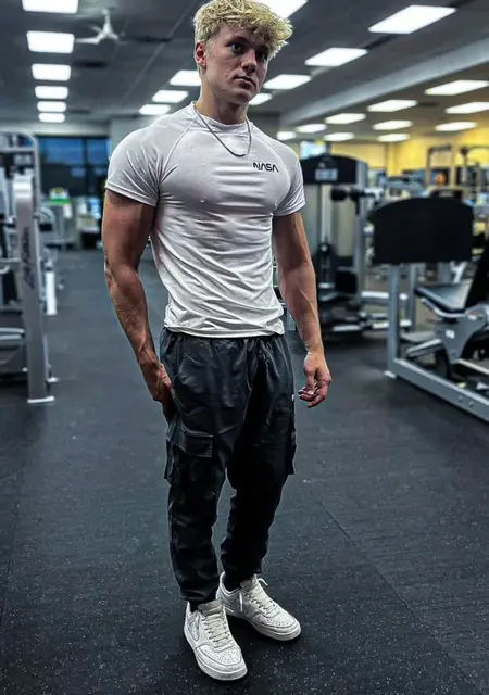 Макс из Минска, мне 25, познакомлюсь для дружбы