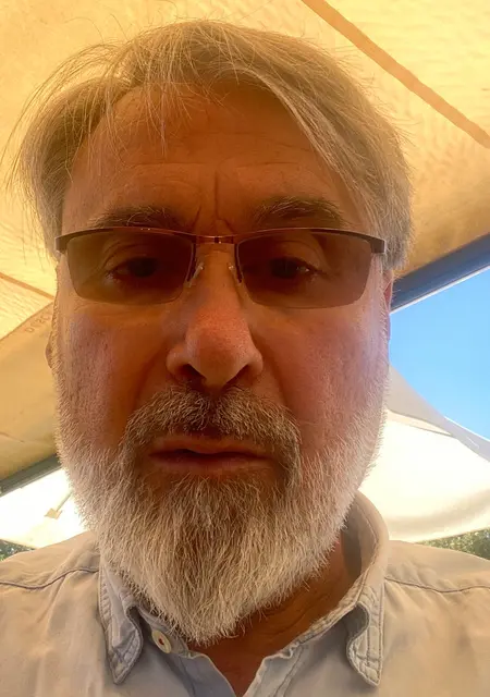 Soy Diego, 64 años de Rubí, busco conocer gente para relación abierta