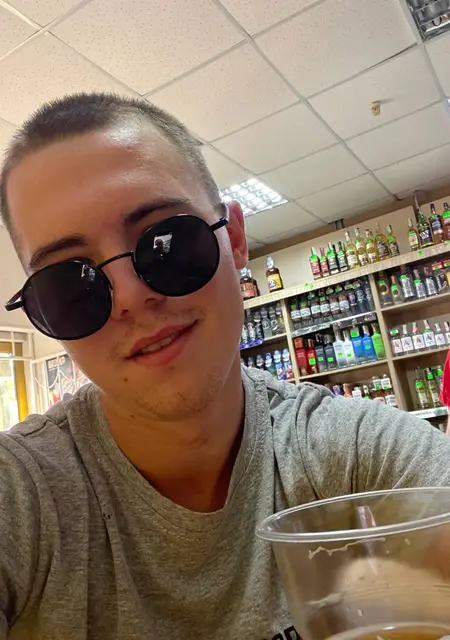 Я Евгений, 23, знакомлюсь без обязательств в Луганске