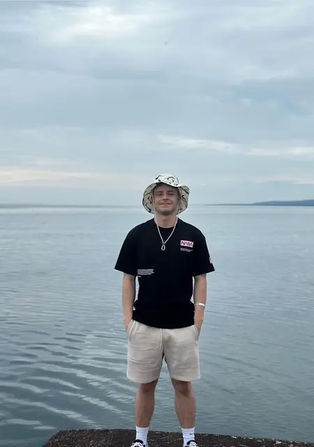 Влад з Чернівців, шукаю на сайті спілкування