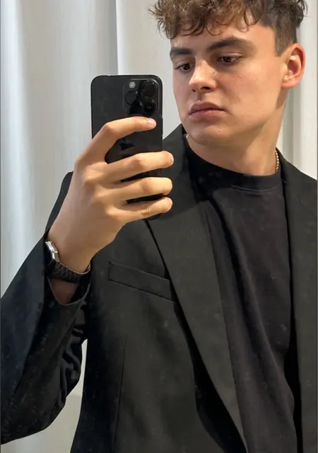 Я Вячеслав, 22 років з Луганська, шукаю знайомства без зобов'язань