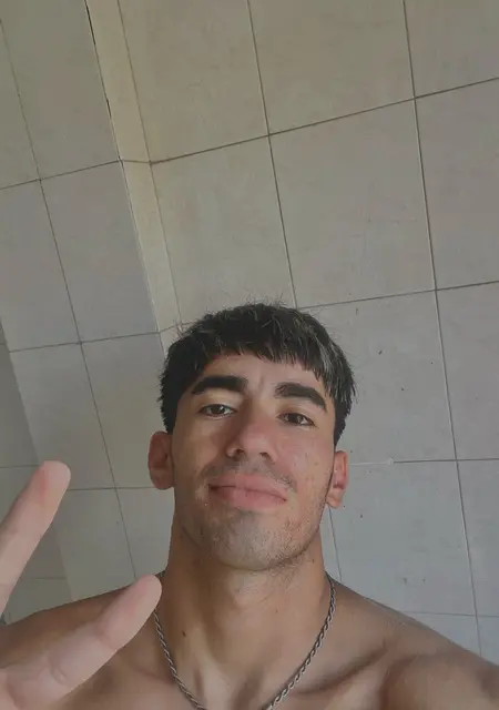 Soy Emiliano, 22 años, conociéndome para lío de una noche en Granadilla de Abona