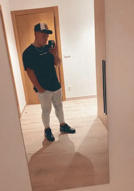 Soy Angel, 23 años de Vitoria, busco conocer gente para chatear