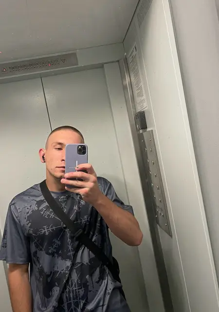 Я Макс, 21, из Луцка, ищу знакомство для приятного времяпровождения