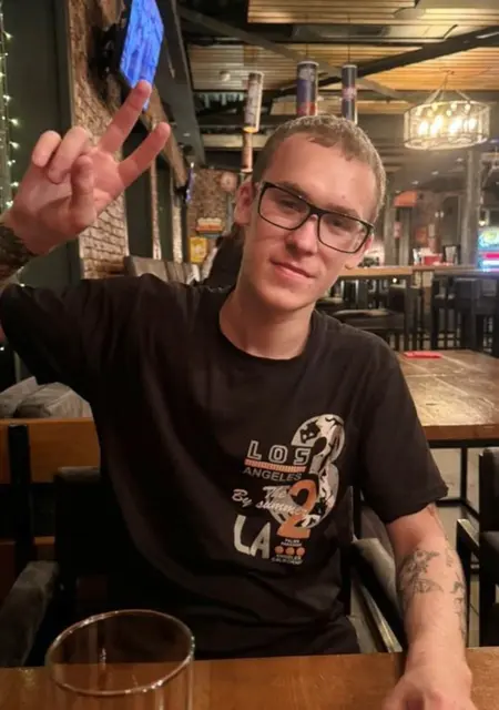 Я Денис, 20, из Берлина, ищу знакомство для приятного времяпровождения