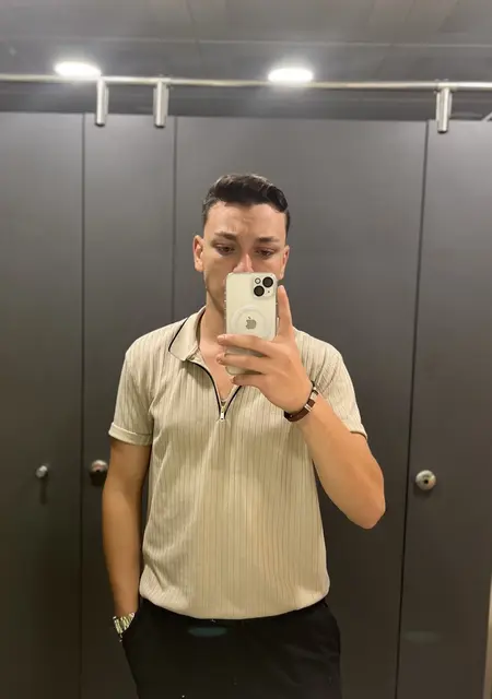 Я Ekrem, 18, знакомлюсь на одну ночь в Стамбуле