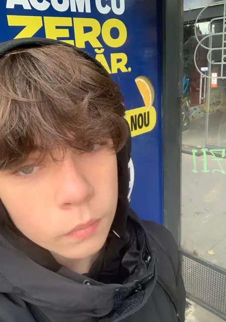 Я Ilya, 19, из Бухареста, ищу знакомство для открытые отношения
