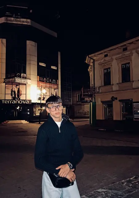 Я Артур, 20, из Ивано-Франковска, ищу знакомства на одну ночь