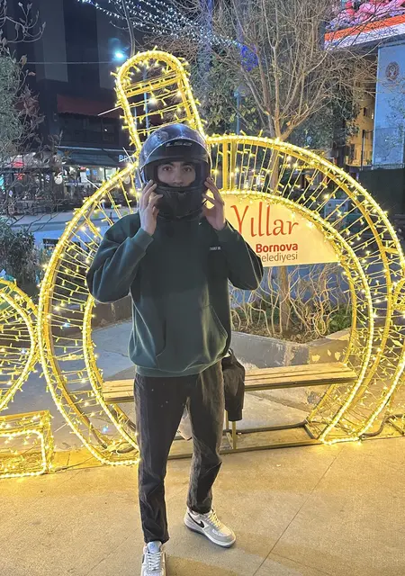 Ulugbek из Измира, мне 21, познакомлюсь для общения