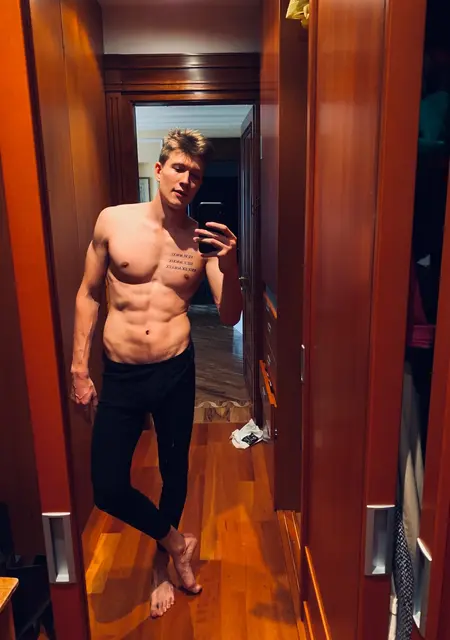 Я Антон, 28, знакомлюсь без обязательств в Дубае