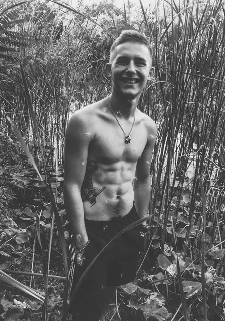 Я Денис, 22, из Кременчуга, ищу знакомства на одну ночь