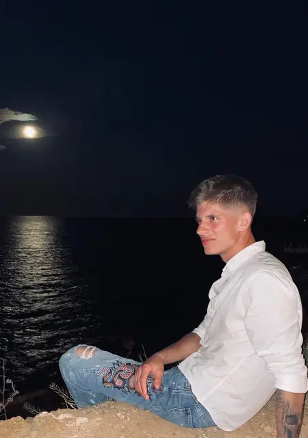 Дмитрий из Днепра, мне 27, познакомлюсь для постоянных отношений