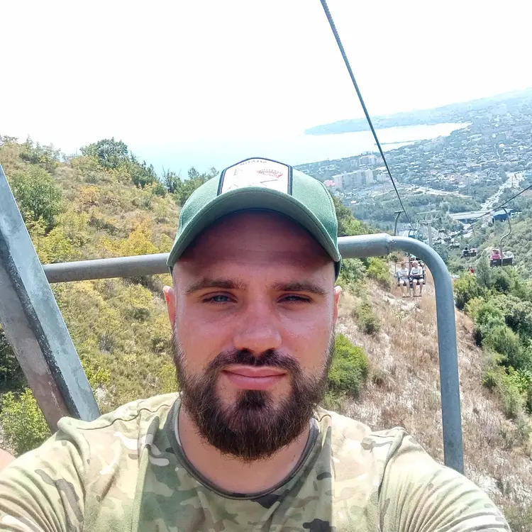 Я Артём, 27, из Донецка, ищу знакомство для регулярного секса