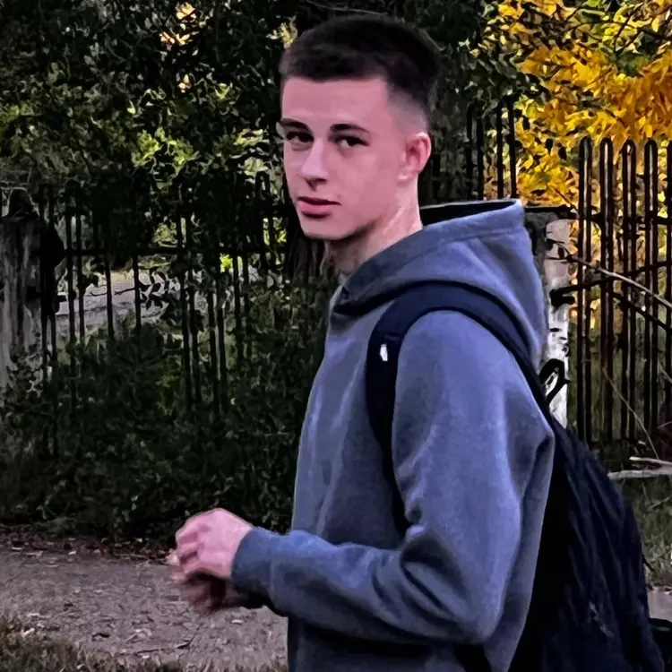 Я Иван, 18, из Новотроицка, ищу знакомство для регулярного секса