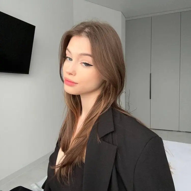 Эмилия из Москвы, мне 19, познакомлюсь для виртуального секса