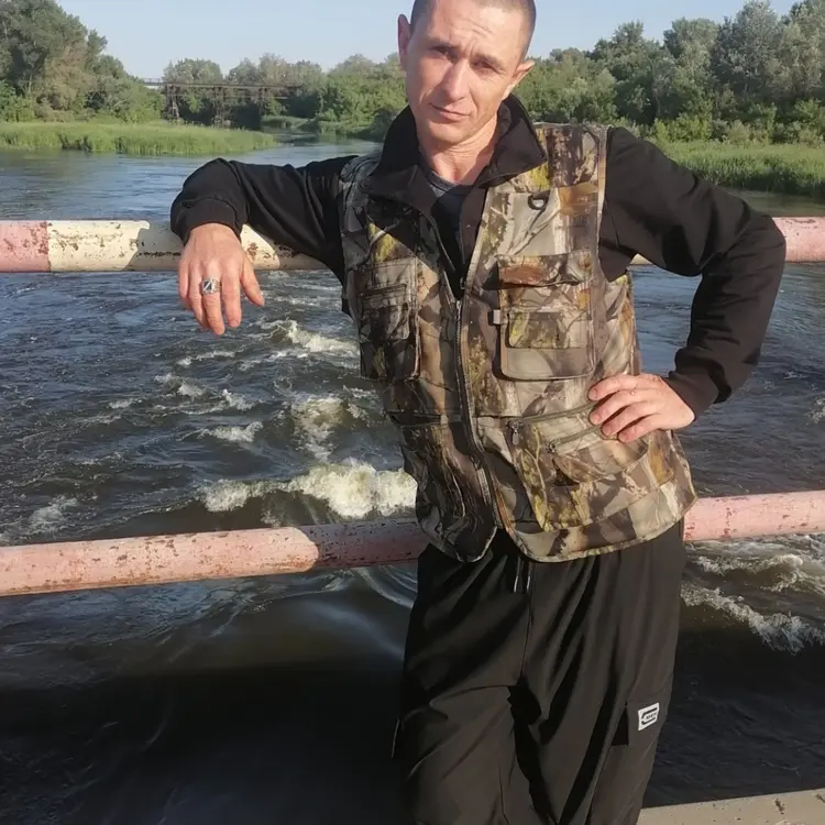 Я Владимир, 35, знакомлюсь для общения в Жирновске