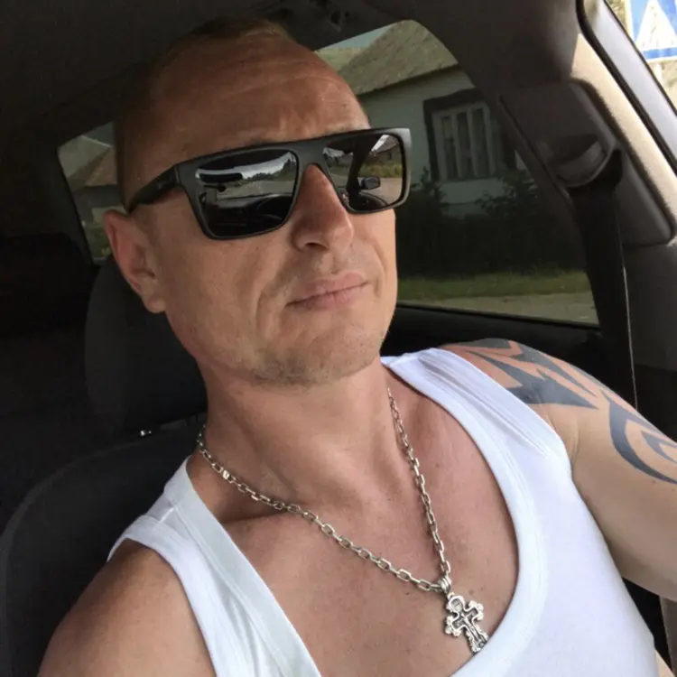 Я Славик, 43, из Ужгорода, ищу знакомство для регулярного секса